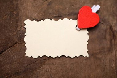 Beyaz çarşaf kağıt aşk notları ve kalp şekli