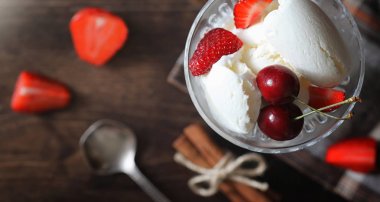 Çilek ile taze yoğurt. Taze ve ju ile bir kase dondurma