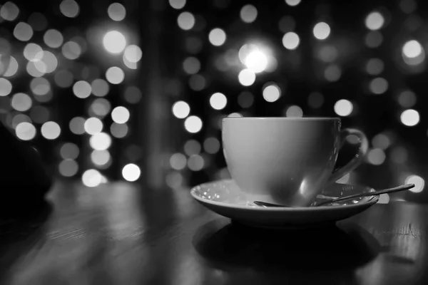 Kopje koffie op houten tafel in tha café — Stockfoto