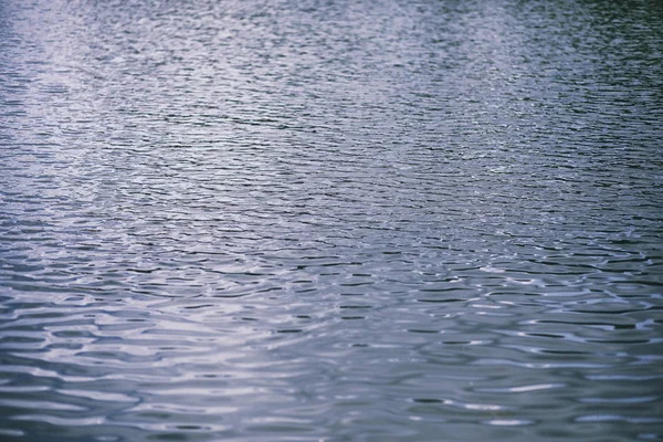 Landschaftssee. Textur des Wassers. Der See ist im Morgengrauen. der Mund — Stockfoto