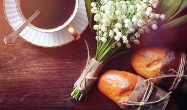 Kahvaltı için taze rulo. Bir fincan kahve için tereyağı ile topuz