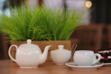 Bir içki ve bir sokak kafede tatlı su ısıtıcısı. Ket çay