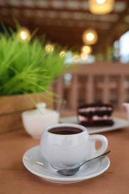 Bir içki ve bir sokak kafede tatlı su ısıtıcısı. Ket çay