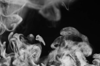 Beyaz Siyah bir arka plan üzerinde duman. Doku duman. Wh kulüpleri