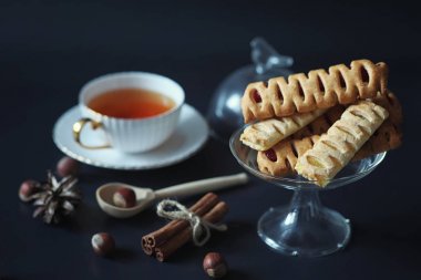 Kahvaltı için ayarlayın. Tatlı ve hamur işleri için çay bir bl Fındıklı