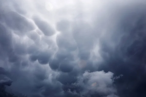 Gökyüzündeki bulutlar yağmur. Gri karanlık bulutlar gökyüzünde. Fırtına bulutu — Stok fotoğraf