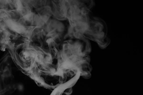 黑色背景上的白色烟雾。烟雾的质地。俱乐部 — 图库照片