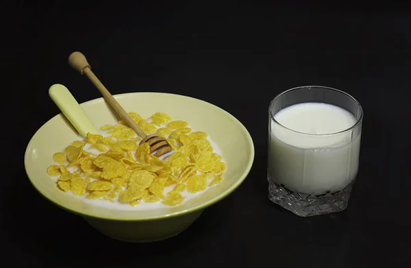 Corn flakes i en tallrik. Frukost från flingor med honung och mil — Stockfoto