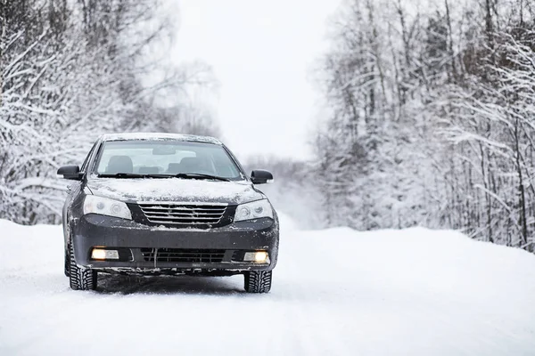 El coche se encuentra en una carretera cubierta de nieve — Foto de Stock