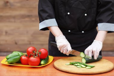 Aşçı taze çiftlik sebze keser