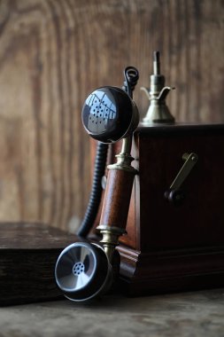 Eski telefon ve retro kitap bir ahşap üzerine