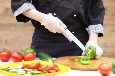 Aşçı taze çiftlik sebze keser