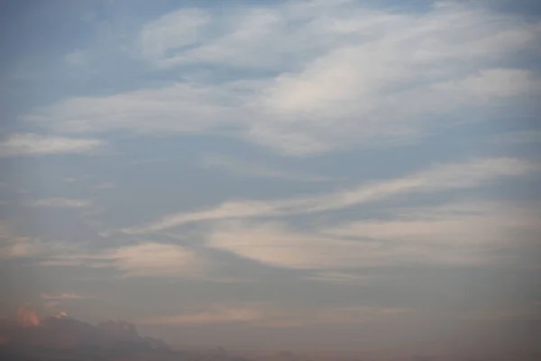 Nubes blancas en un cielo azul — Foto de Stock