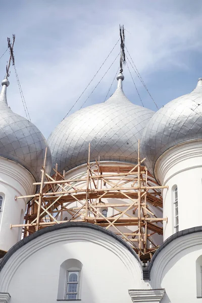 Cúpulas de un edificio religioso. Cruces en las cúpulas de la iglesia — Foto de Stock