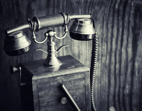 Telefone antigo e livro retro na mesa. O telefone do passado — Fotografia de Stock