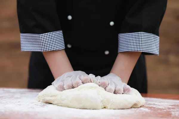 Der Koch macht Mehl zum Backen auf dem Tisch — Stockfoto