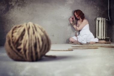 Genç kız yere bağlı. Kaçırılan kız. Kurban o