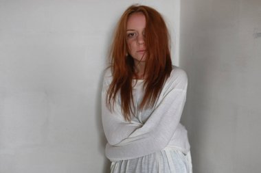 Bir gömlek Kırmızı saçlı bir kız. Aile içi şiddet ve kurban. Hasta ruh ile kız.