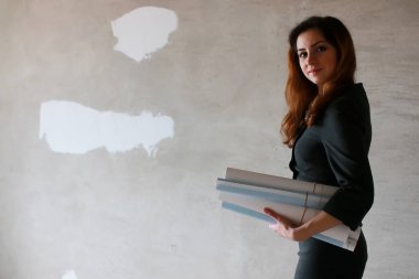 çizimler ve Not ile inşaat sahasında kadın mimar