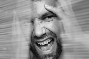 Ahşap jaluzi adam görünüyor