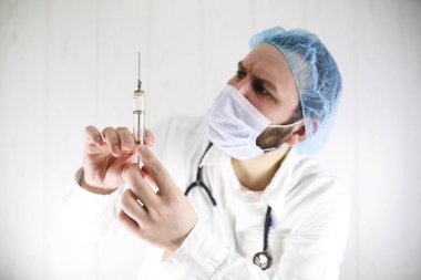 Beyaz önlük ve eski şırınga çılgın sakallı doktor