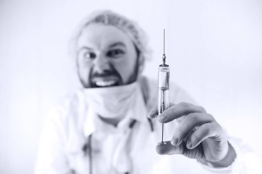 Siyah ve beyaz fotoğraf sakallı doktor Beyaz önlük ve bir ol