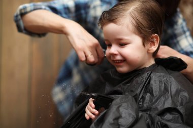 Küçük bir çocuk salonların parlak duygular üzerinde kesilmiş 