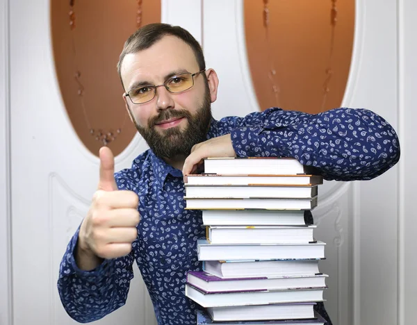 Um jovem barbudo com livros — Fotografia de Stock