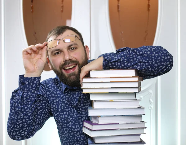 Un jeune barbu avec des manuels scolaires — Photo