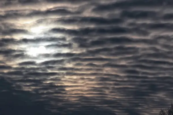 Nuvens texturizadas no céu azul — Fotografia de Stock