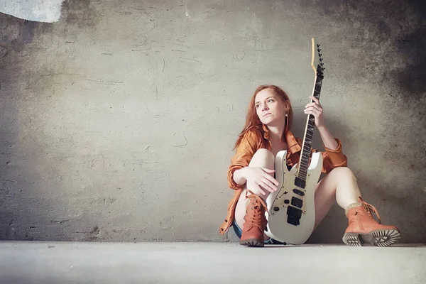 Ung rødhåret jente med elektrisk gitar. Bergmusiker – stockfoto