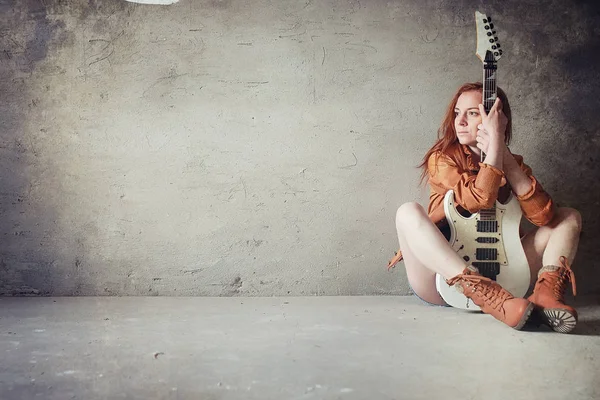 Joven pelirroja con una guitarra eléctrica. Músico de rock gir —  Fotos de Stock