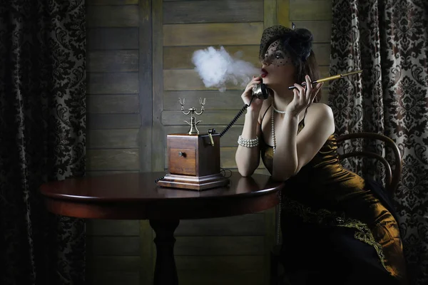 Красива дівчина курить 1930-х років — стокове фото