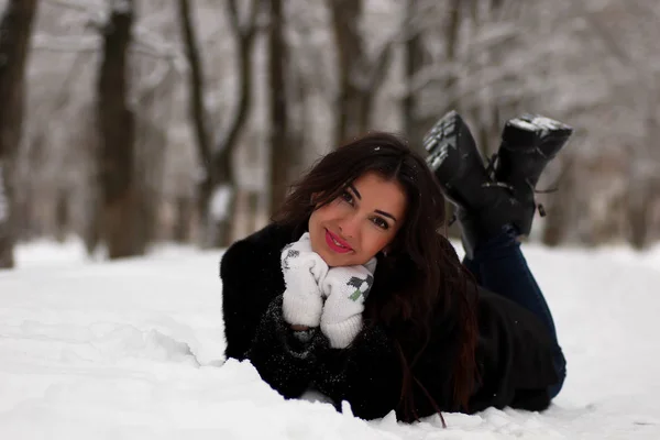 Una giovane donna passeggia in un parco invernale — Foto Stock