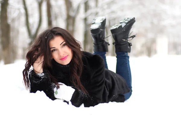 Una joven camina en un parque de invierno — Foto de Stock