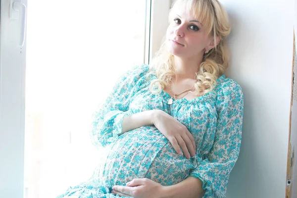 Красива дівчина вагітна блондинка — стокове фото