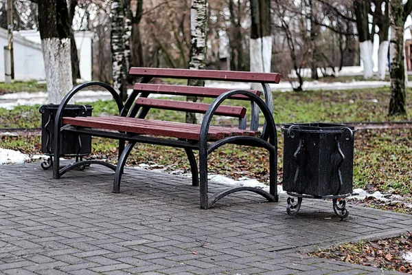 Bench in the city in spring — Stock Photo, Image