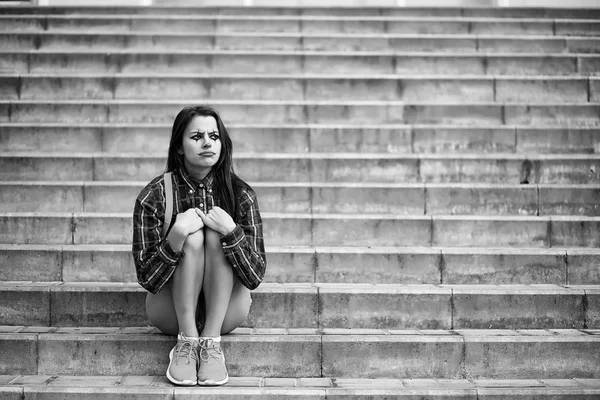 Menina em uma maquiagem de palhaço preto e branco — Fotografia de Stock