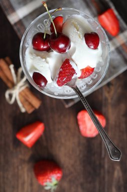 Taze çilek ve vişne ile yoğurt