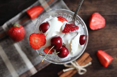 Taze çilek ve vişne ile yoğurt