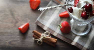 Çilek ile taze yoğurt. Taze ve ju ile bir kase dondurma
