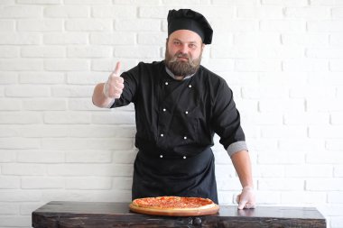 Sakallı şef aşçı yemek hazırlar