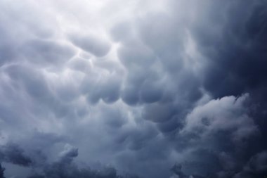 Bulutlar gökyüzünde yağmur. Gökyüzünde gri karanlık bulutlar. Fırtına bulutu