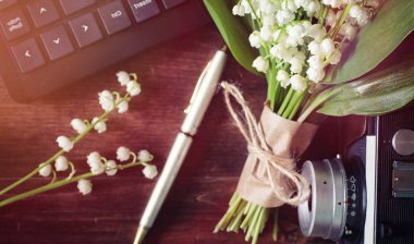 Bir tabloda vadideki zambak buketi