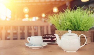 Bir içki ve bir sokak kafede tatlı su ısıtıcısı. Ket çay