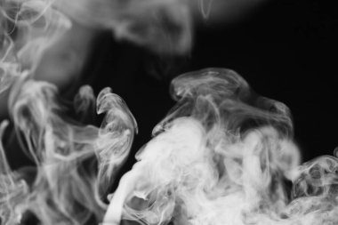 Beyaz Siyah bir arka plan üzerinde duman. Doku duman. Wh kulüpleri