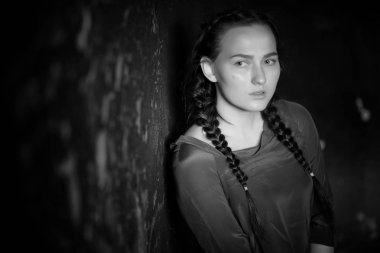 genç kız portre yanmış duvarlar ile eski bir evde