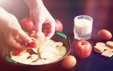 Elmalı turta evde hazırlanması. Elma ile ev yapımı hamur işleri 