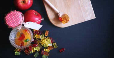 Masanın üzerinde bir vazoda marmelat. Tatlılar bir kase üzerinde siyah bir ba
