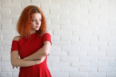 Kızıl saçlı kız öğrenci